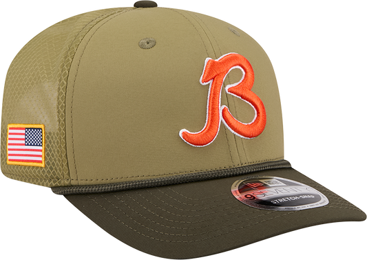 Men's Chicago Bears New Era Green B 2025 Salute To Service Sideline 9SEVENTY Trucker Adjustable Hat
