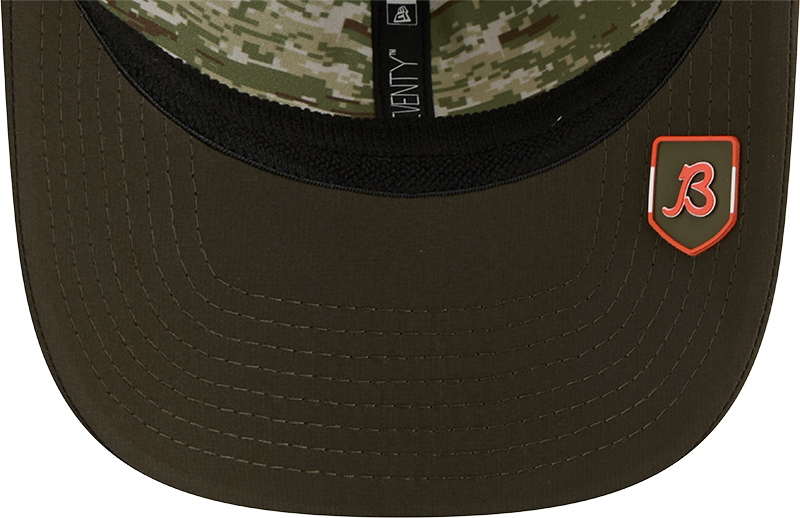 Men's Chicago Bears New Era Green B 2025 Salute To Service Sideline 9SEVENTY Trucker Adjustable Hat